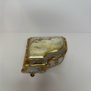 Vintage gold-toned Evergreen grand piano‎ music box